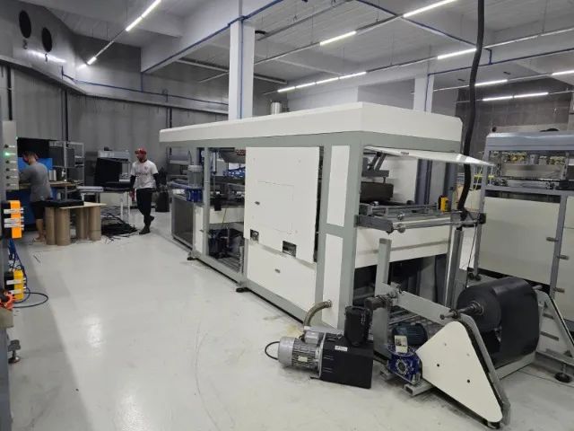 MÁQUINA DE VACCUM FORMING PARA FABRICAÇÂO DE EMBALAGENS PLÀSTICAS  - TEMOS 2 UN - RJ  - Foto 4