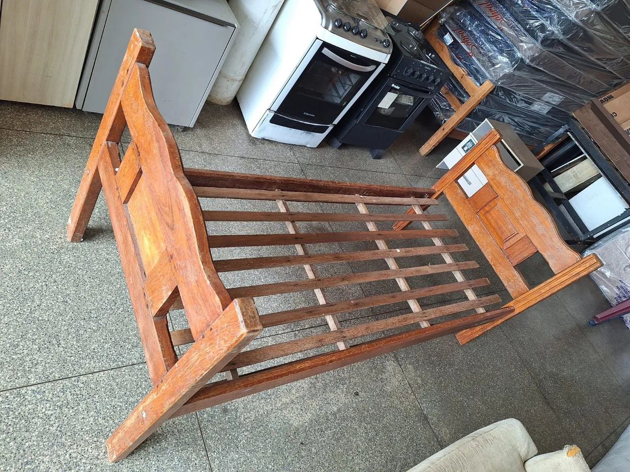 Cama de solteiro de madeira 