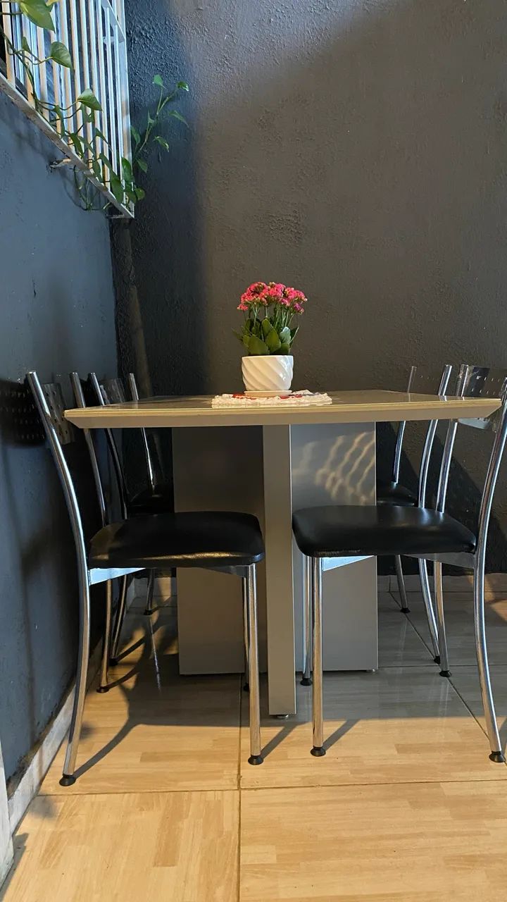 Mesa de vidro e cadeiras de couro
