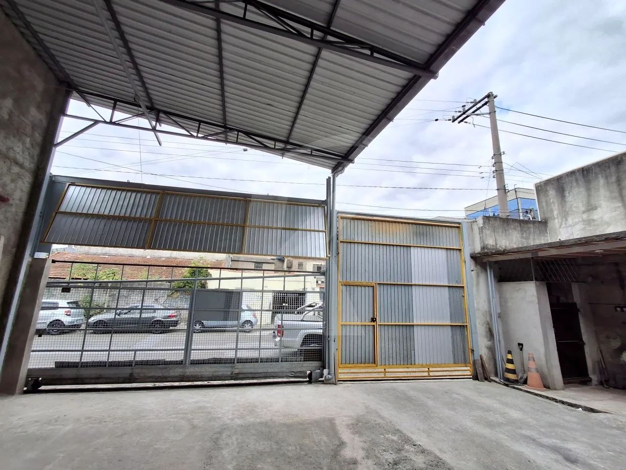 Galpão comercial medindo 260 m² com 2 banheiros - Foto 2