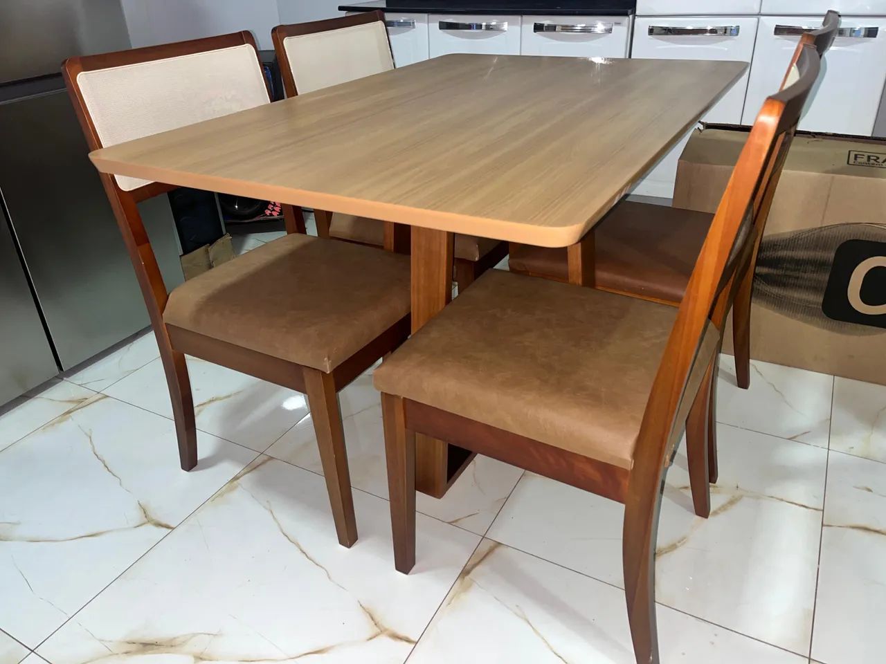 Mesa de jantar cadeiras de madeira 