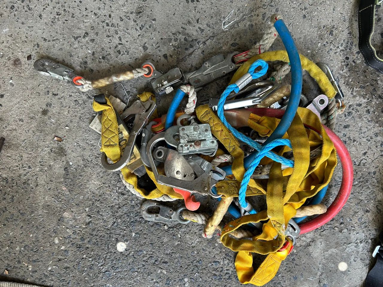 Lote equipamentos trabalho em altura - cintos, cadeiras, talabartes e mosquetões - Foto 2