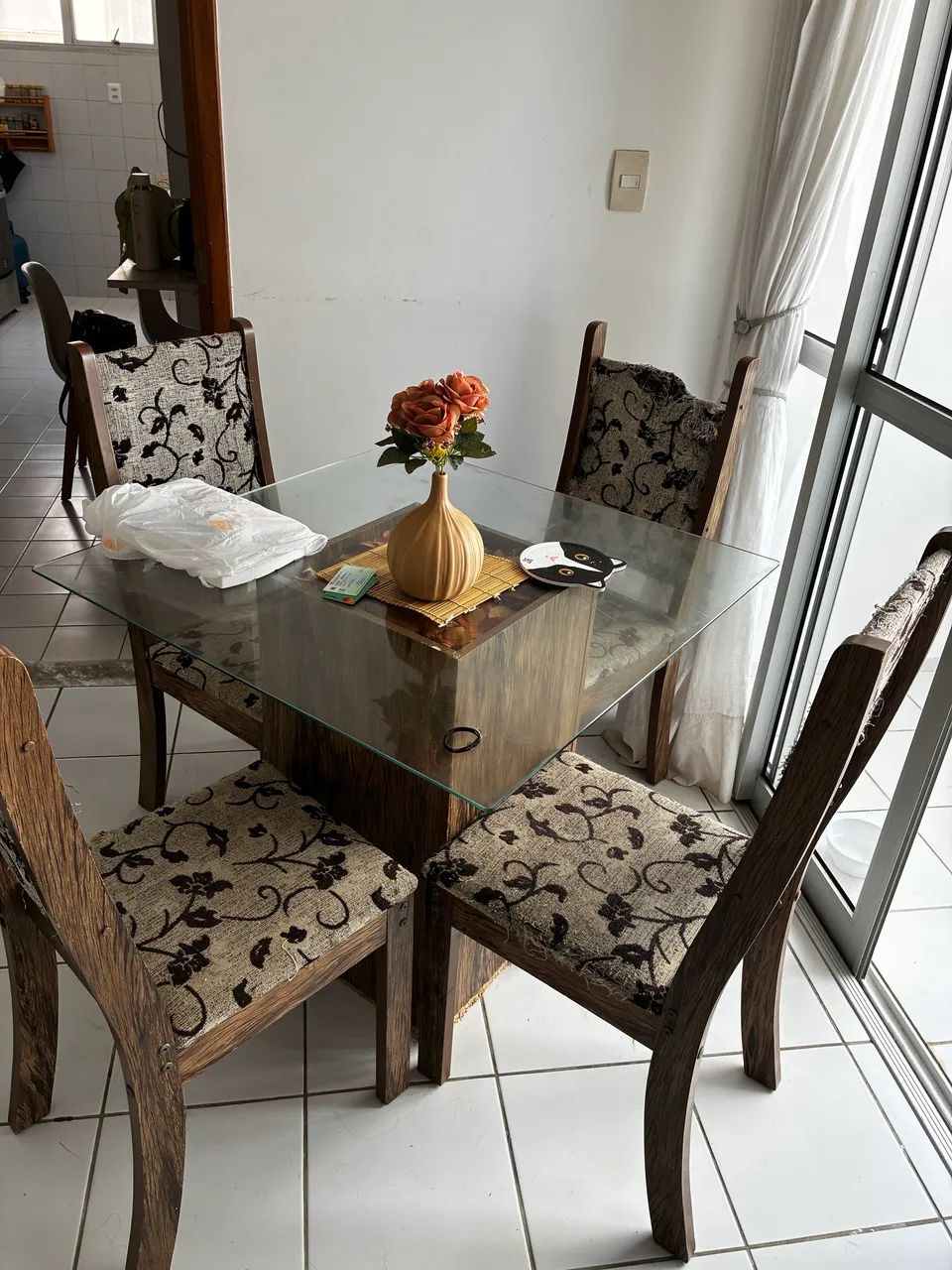 Conjunto mesa e cadeiras 