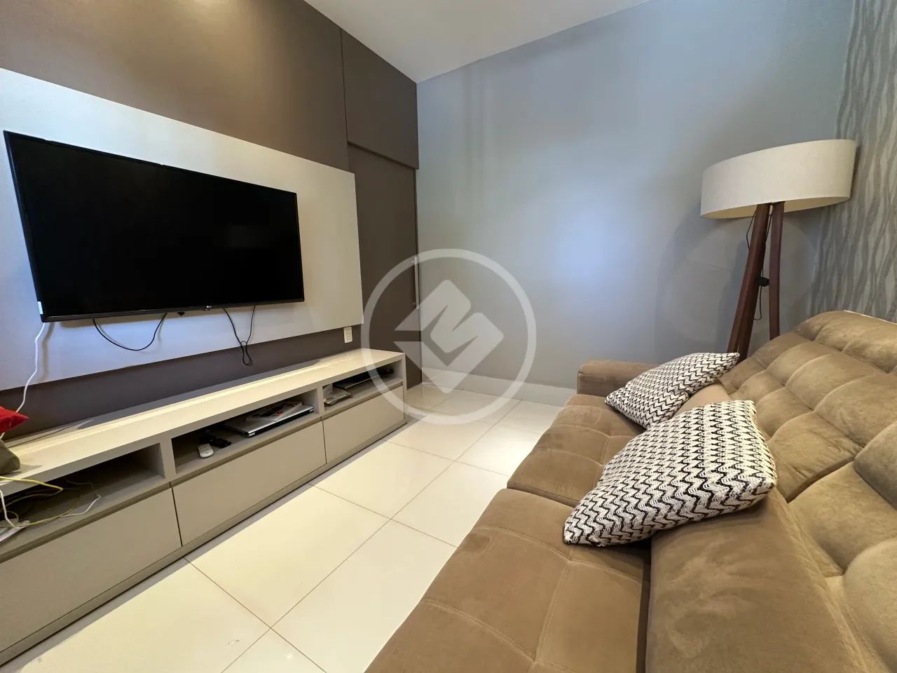 Sobrado com 3 suítes, sendo uma master com closet e uma ampliada com escritório, sala de T - Foto 4
