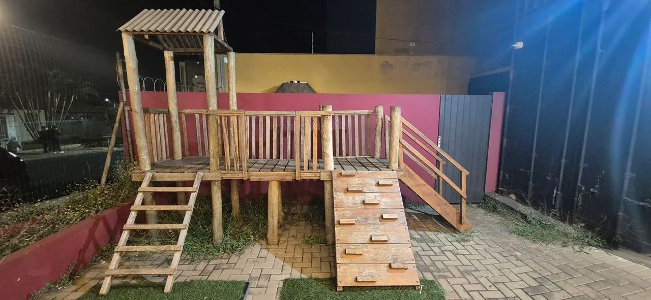 Parquinho de madeira playground