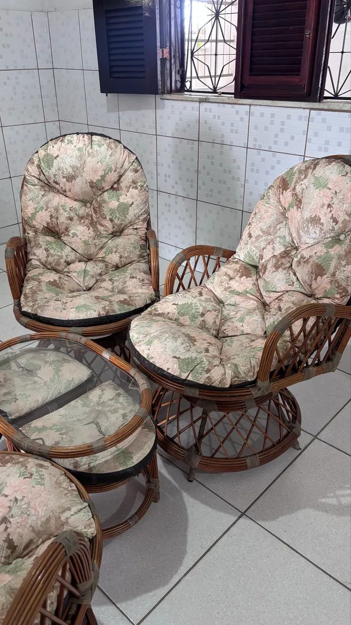 Conjunto de cadeiras acolchoadas com mesinha de centro  - Foto 3