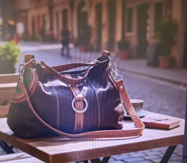 Bolsa Feminina de Couro - Semi Nova 