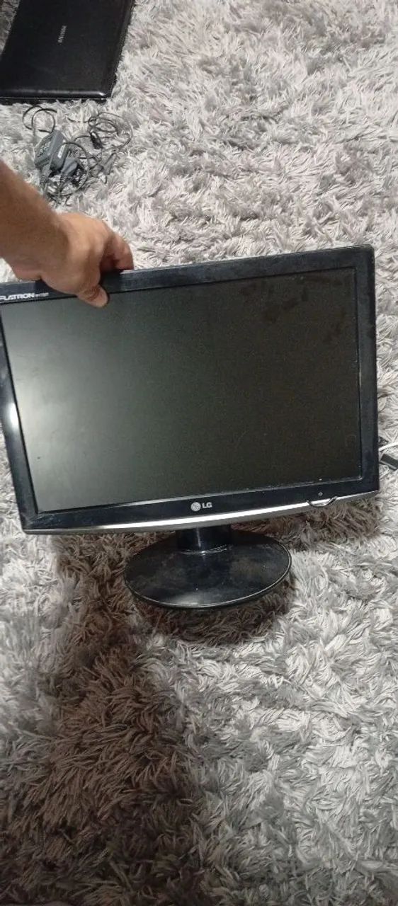 Monitor 17 polegadas vga DVI com cabos capão redondo marca LG