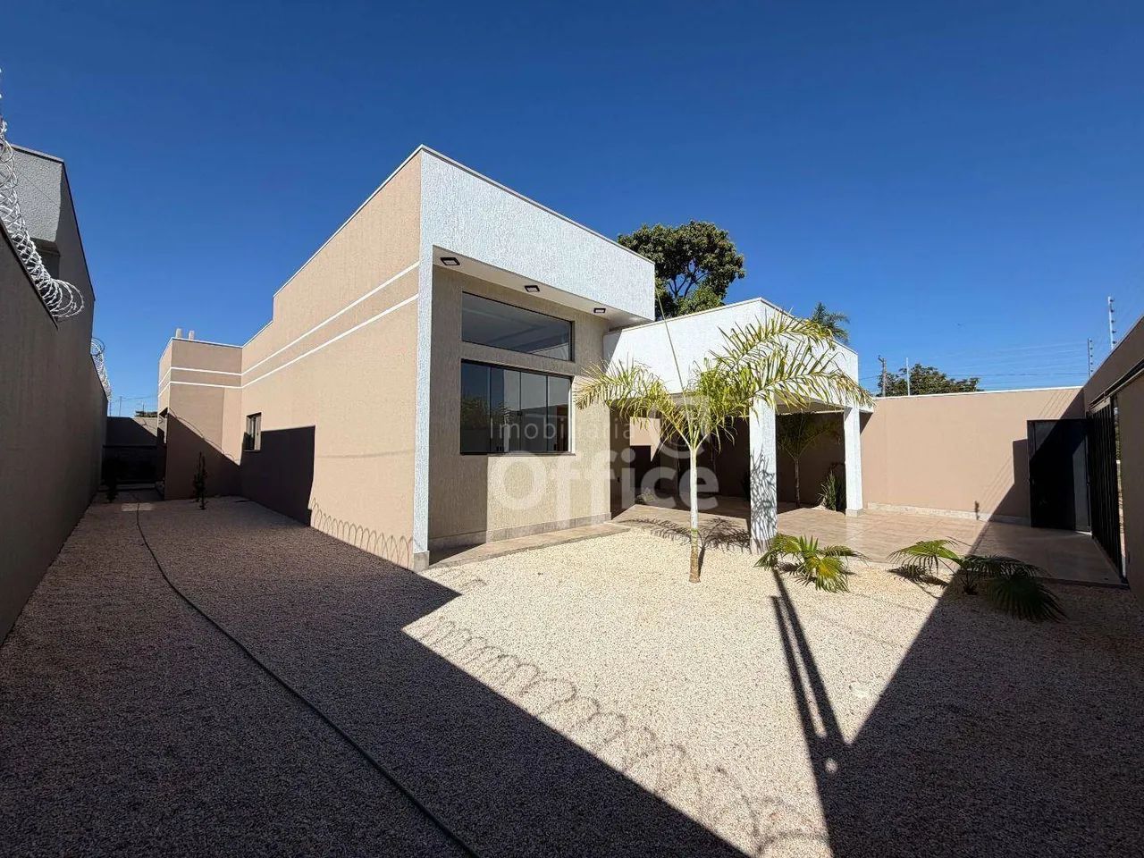 CASA COM 3 SUÍTES - LIRIOS DO CAMPO - PISCINA E QUINTAL AMPLO