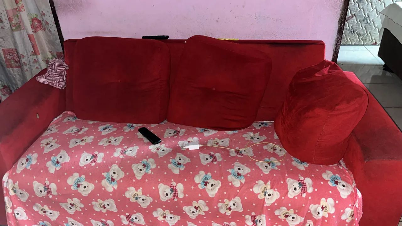 Vendo Sofá semi novo na cor vermelho  - Foto 2