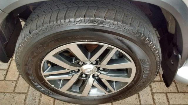 TOYOTA SW4 SRX 4X4 2.8 TB 5LUG AT Prata 2016/2016 - Foto 16