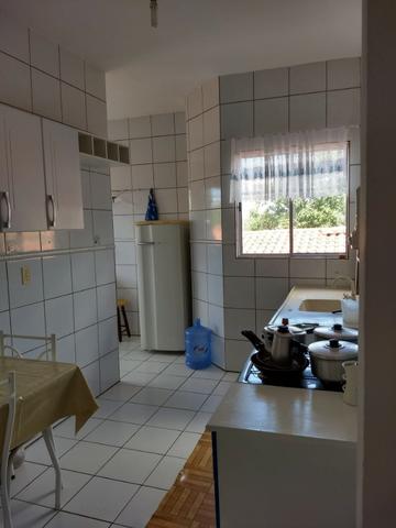 Apart.mobiliado e decorado com excelente localização - Foto 5