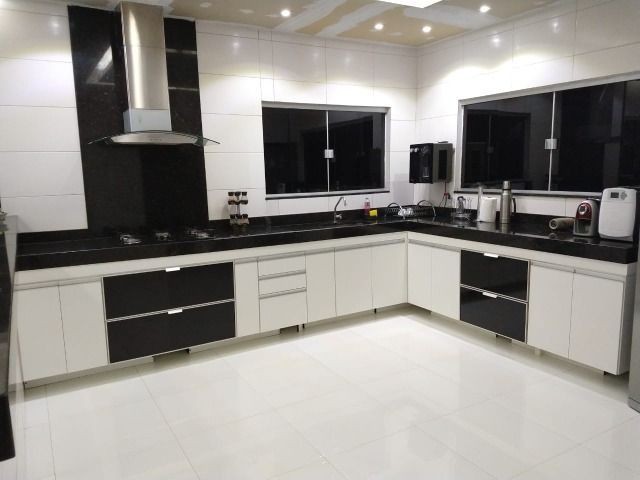 Òtimo sobrado com 5 quartos,2 suítes,closet,em lote de 750m² !!!
