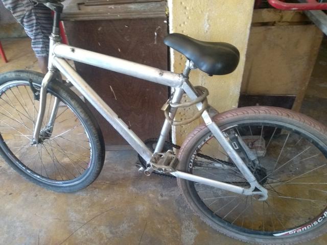 Troco ou vendo essa bicicleta por um celular A10 ou um em boa condição - Foto 2