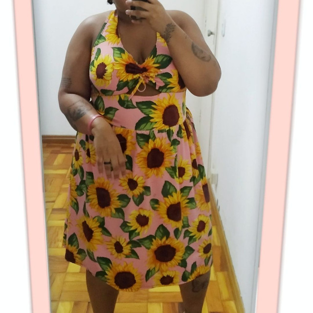 vestido de girassol plus size