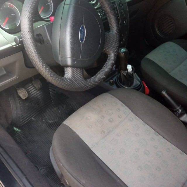 VENDE-SE UM FORD FIESTA 1.6 COMPLETO ANO 2011