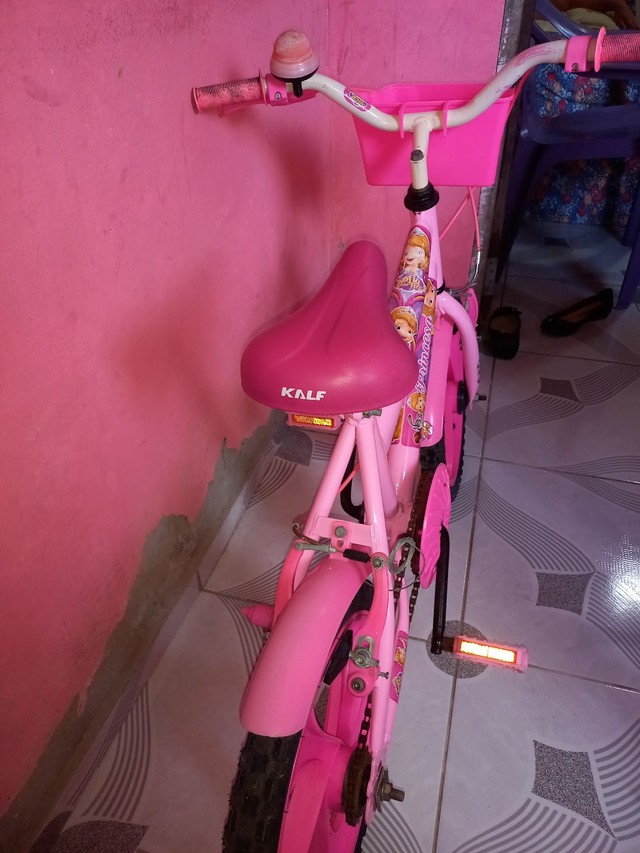 Bicicleta princesinha sofia seminova pouco tempo de uso - Foto 3
