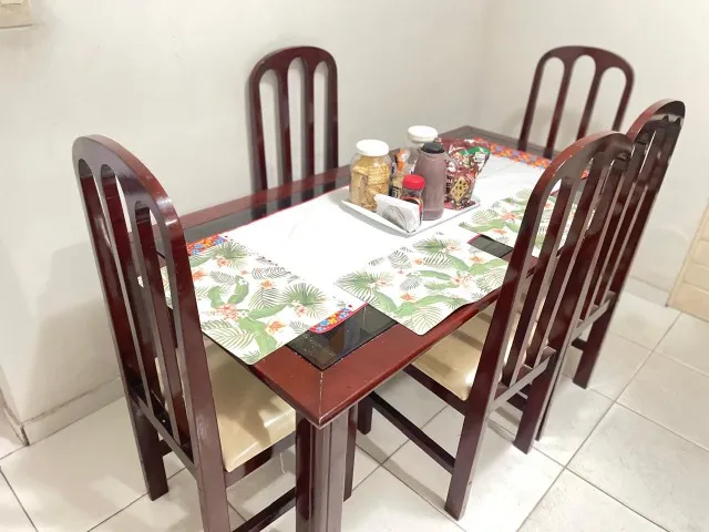 mesa de jantar de madeira com tampo de vidro