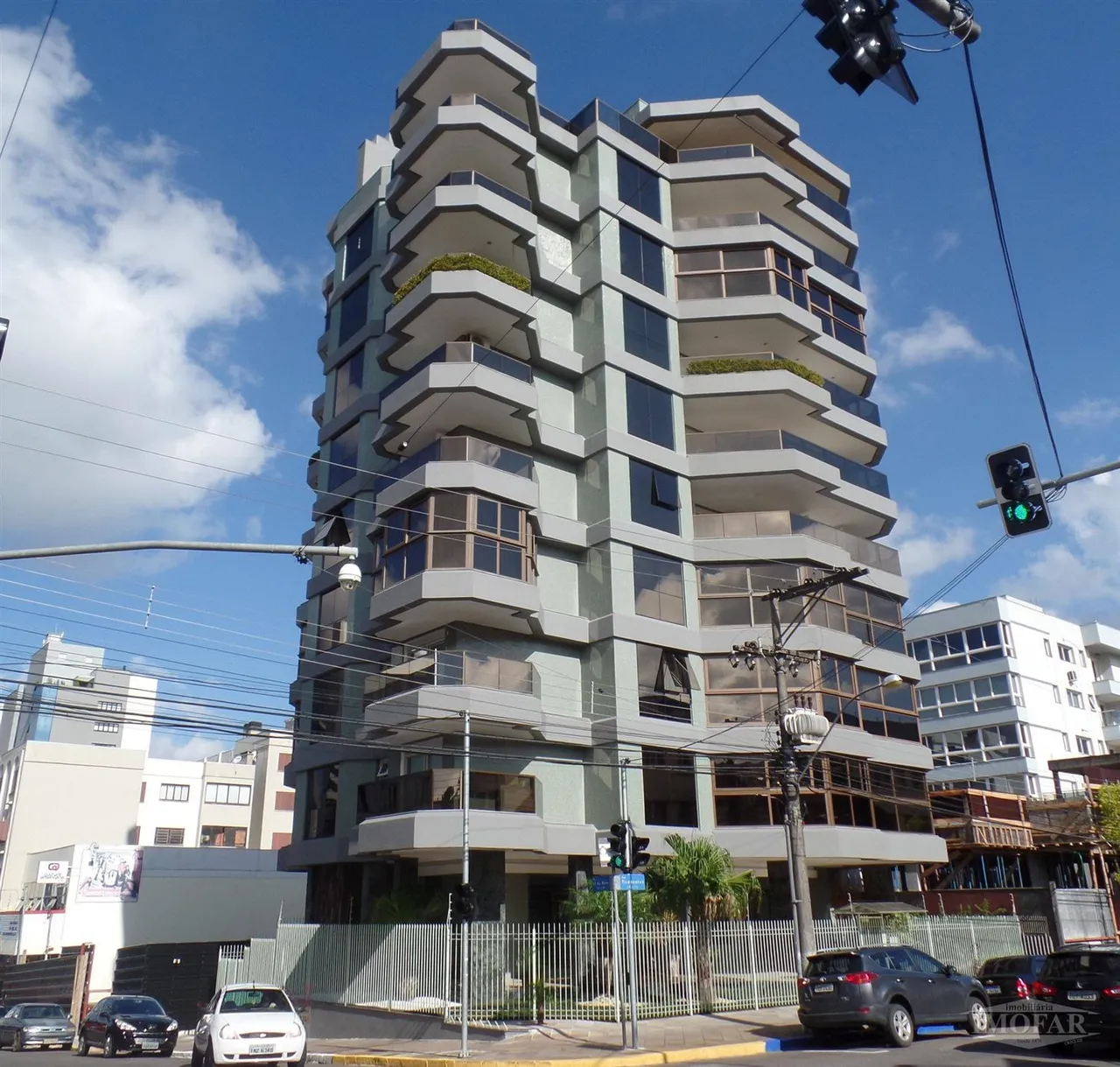 Imobiliária Imofar vende excelente apartamento no centro, composto por 03 dormitórios (sen