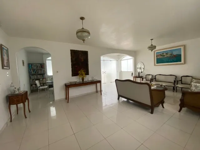 Vendo casa no calhau bem localizada proximo ao goldem shopping, 800m² de área total.