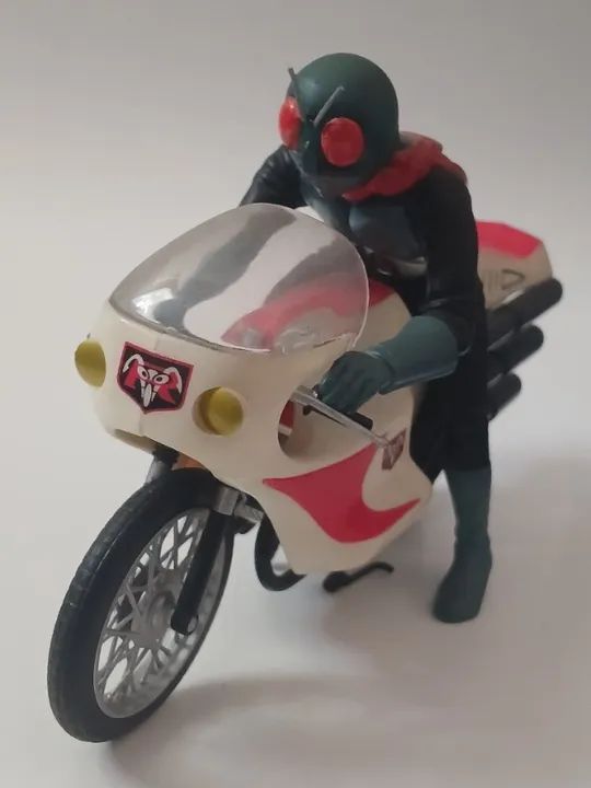 Figura Kamen Rider e moto Cyclone - Aprox.18 cm comprimento