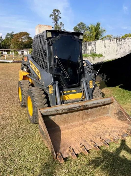 Minicarregadeira New Holland L220 2015 - Foto 3