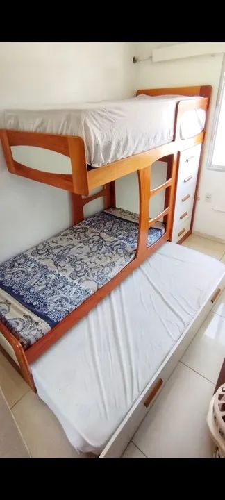 Beliche de madeira com cama retrátil em ótimo estado