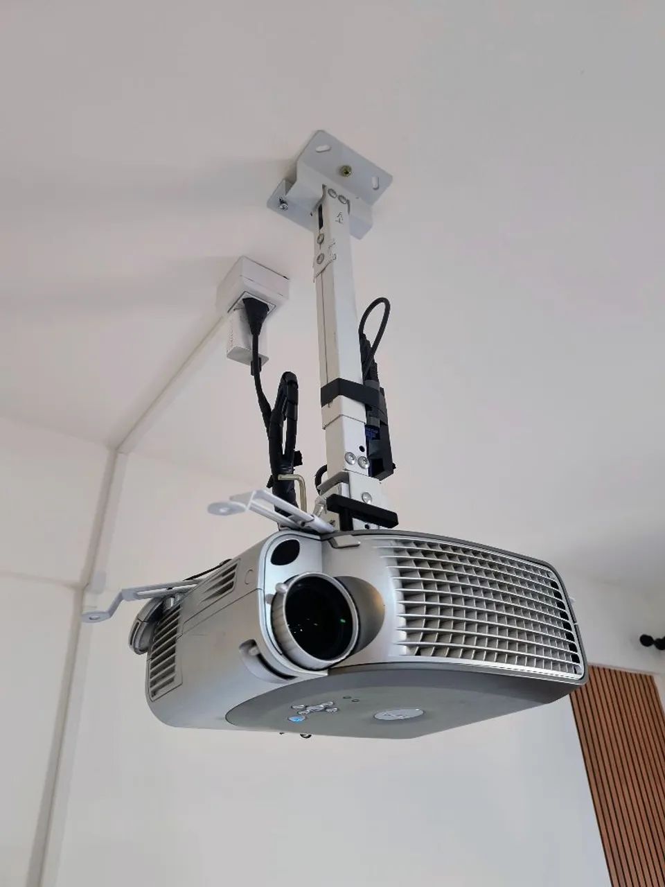 Projetor Dell + tela retrátil 64297491448065120