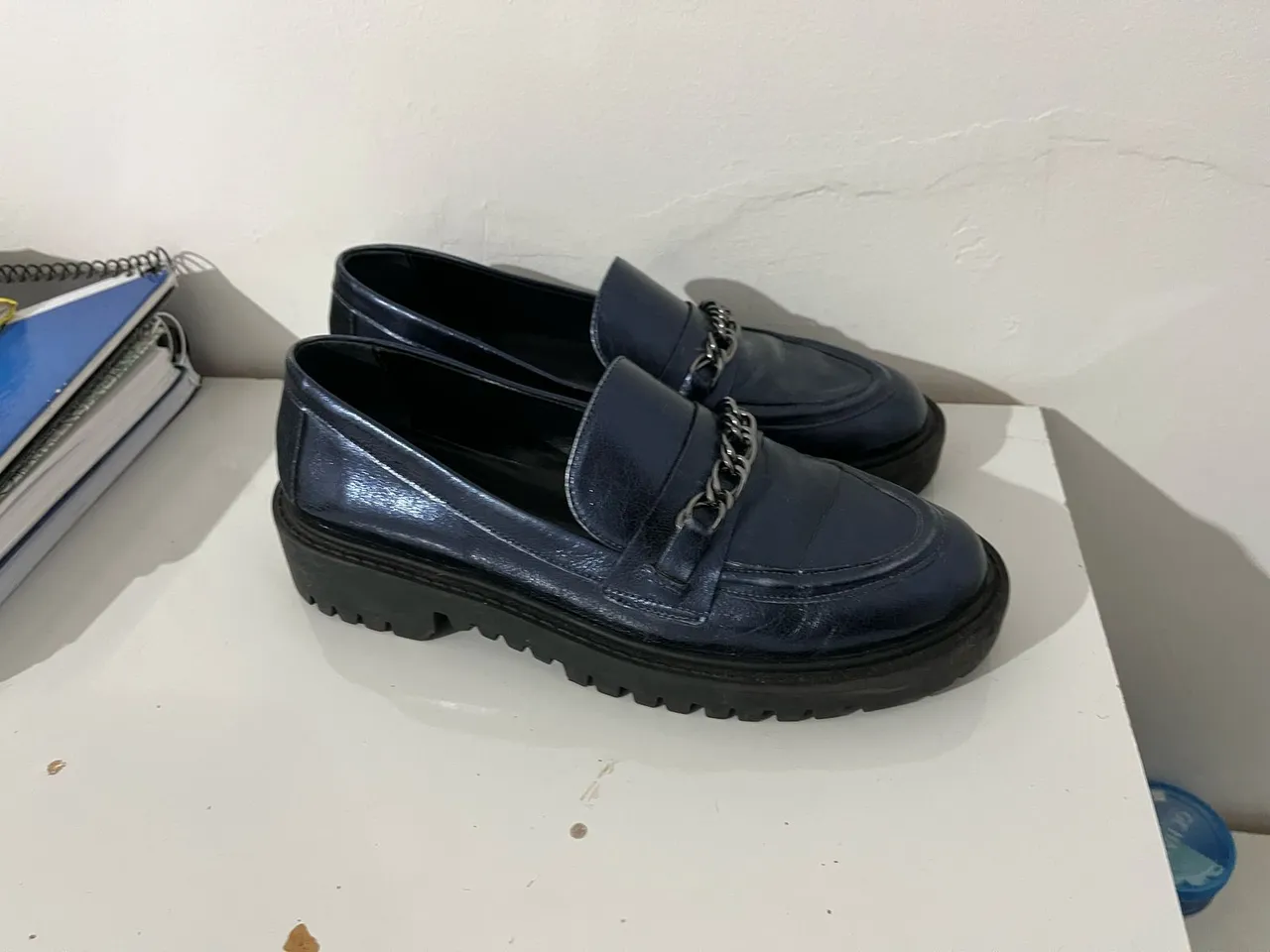 Mocassim Azul com Detalhe em Corrente