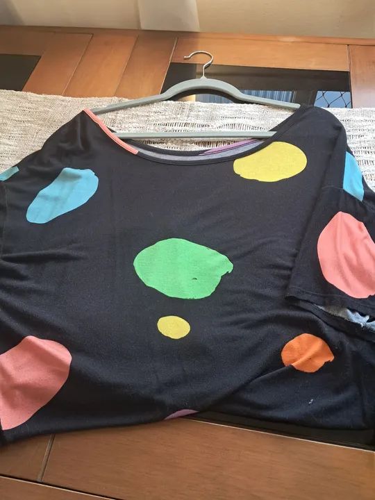 Blusa preta com detalhes coloridos - Foto 3