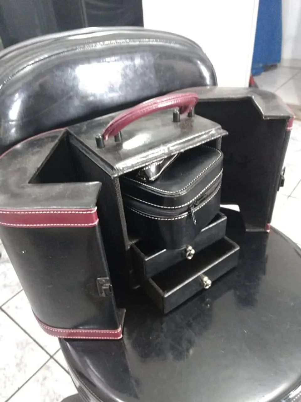 Mala de Viagem Elegante com Detalhes em Vinho - Foto 3