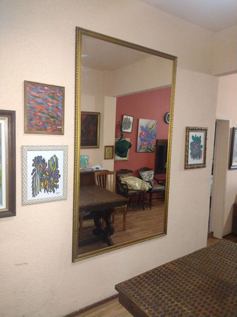 Espelho de Parede com Moldura Dourada