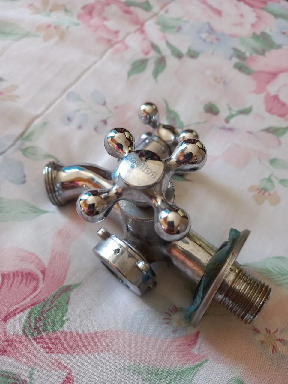 Torneira tripola para máquina de lavar roupas.