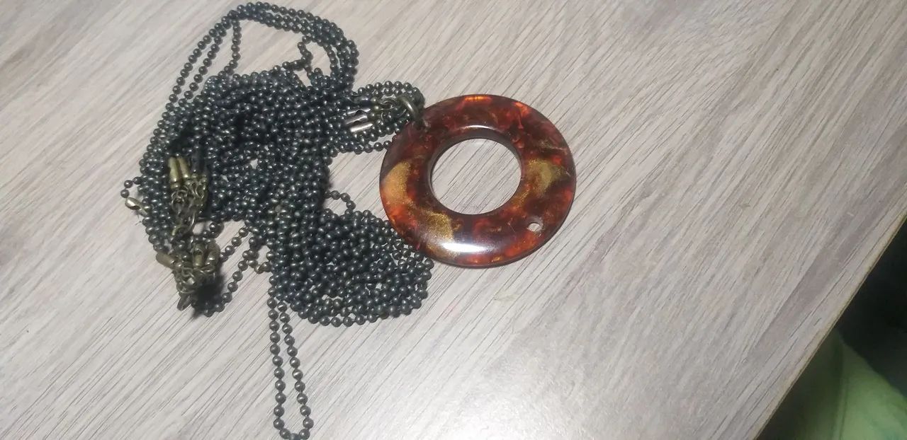 Colar longo com pingente em pedra olho de tigre. - Foto 3