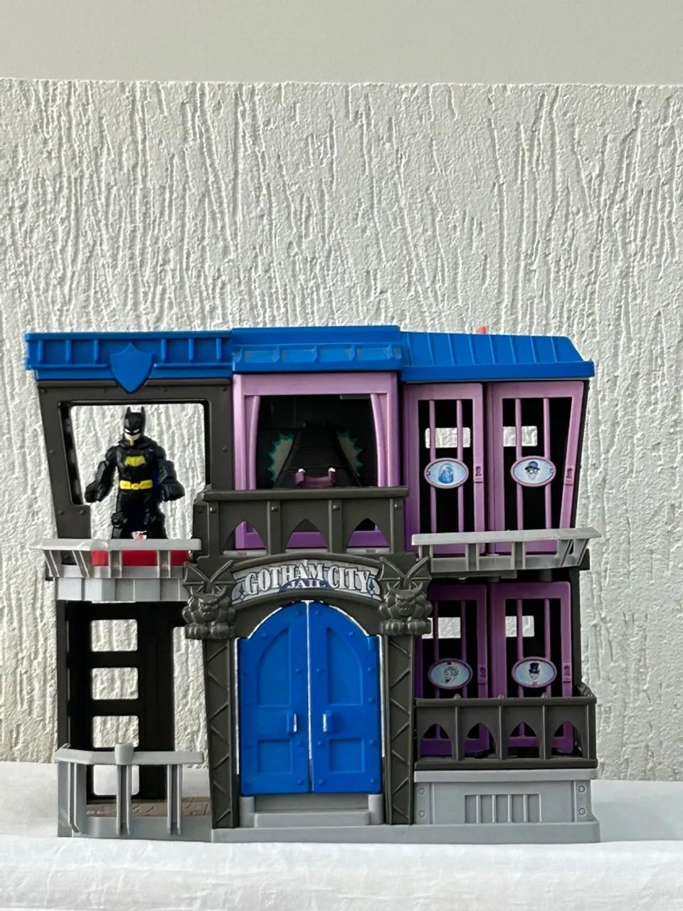 Batman- batcave, Gotham City Jail
