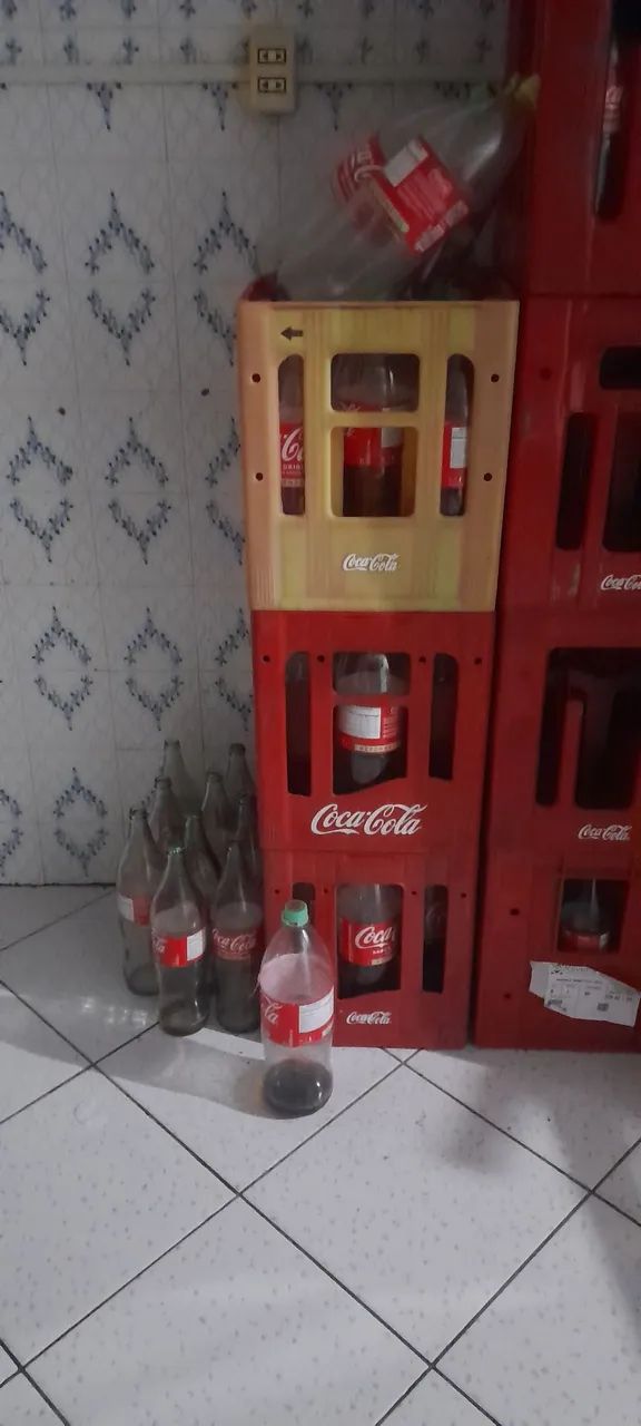 Engradado do Coca Cola, com 12 garrafas de vidro 