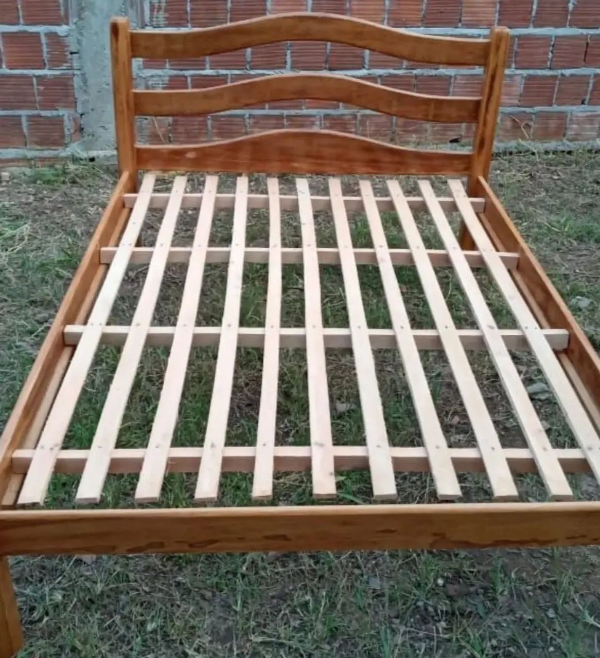 Cama de madeira maciça com design moderno64386070284290123