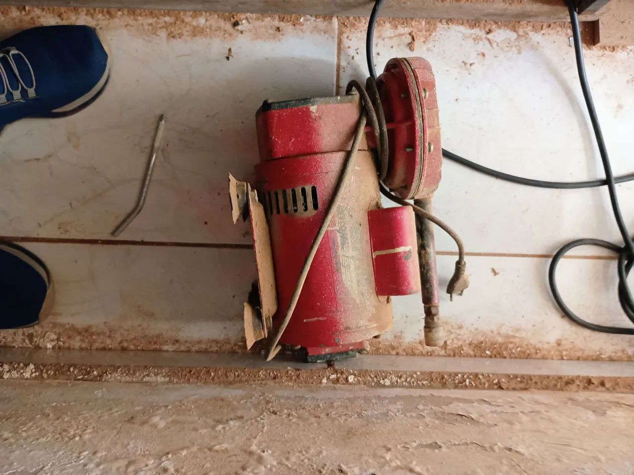 Variados  parafusadeira 4 lixadeira 1 aspirador de pó 1 tufão  serra de bancada por 1300  - Foto 5