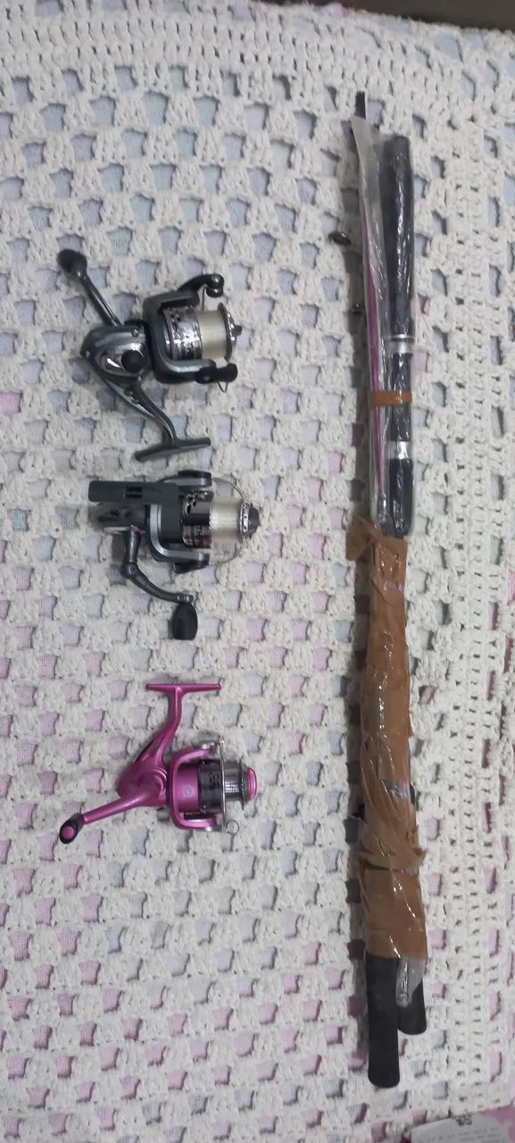 Kit de pesca com 3 molinetes e vara