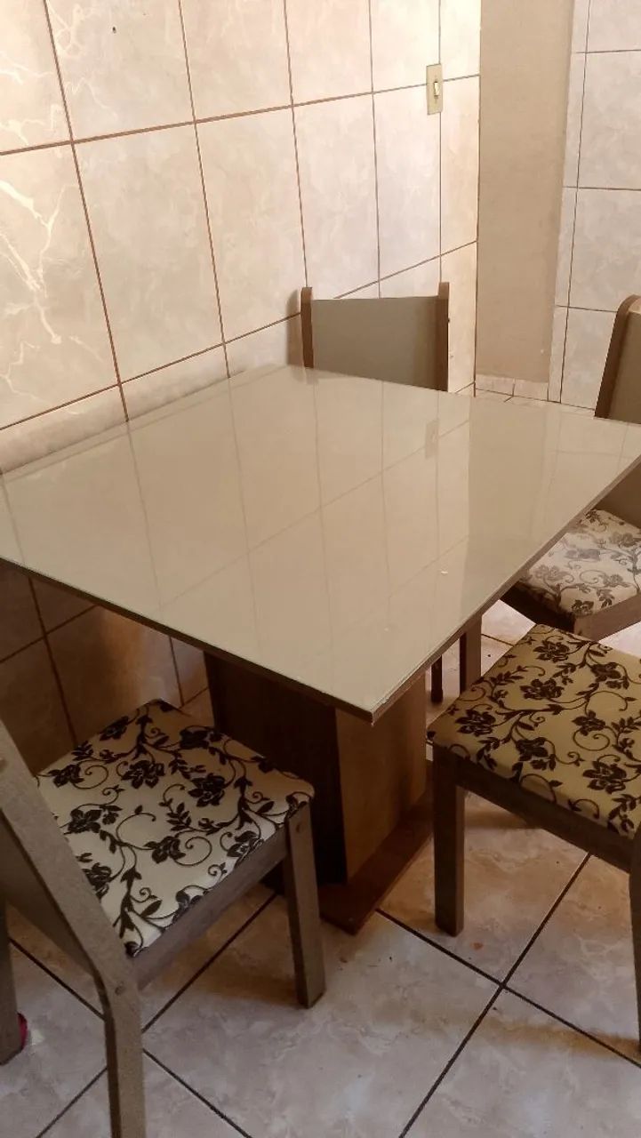 Mesa de Jantar Quadrada com 4 Cadeiras - Foto 2