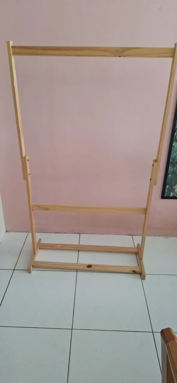 Arara de Roupas de Madeira