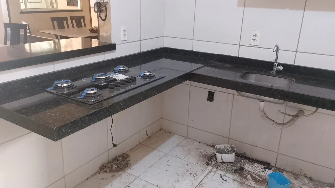 Bancada de cozinha com pia e cooktop