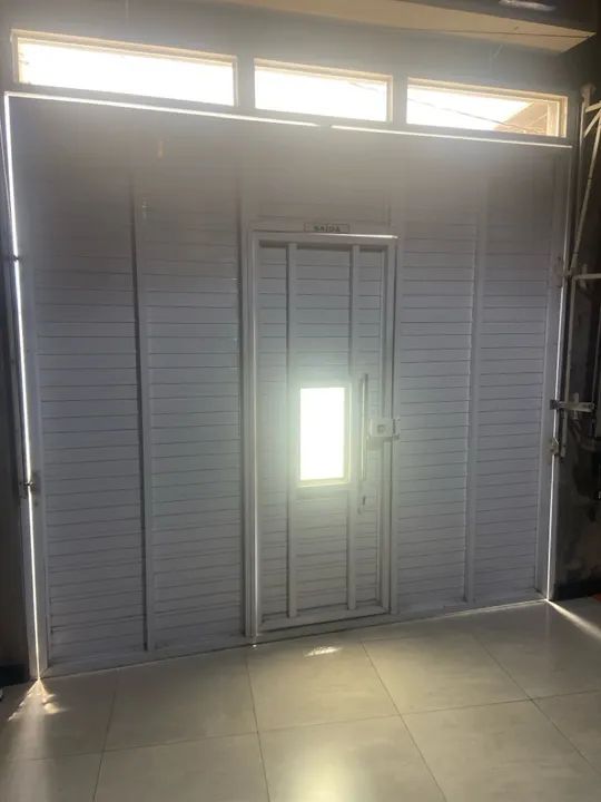 Porta de garagem branca em ótimo estado - Foto 2