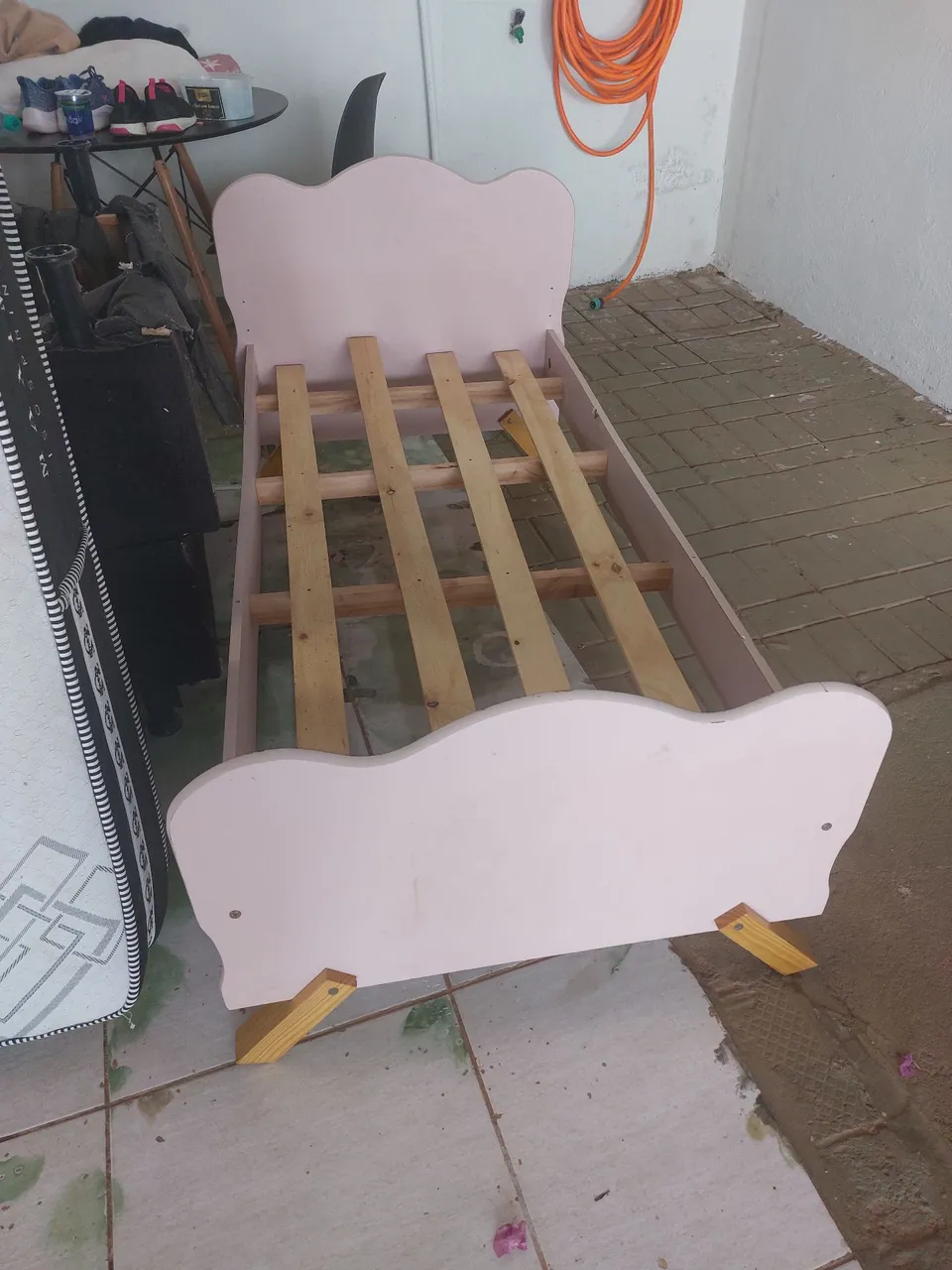 Cama infantil rosa com design divertido