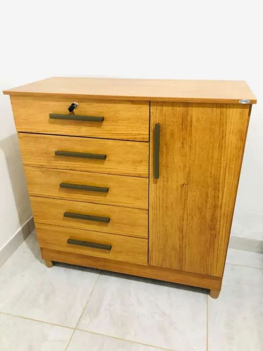 Cômoda com 5 gavetas e porta