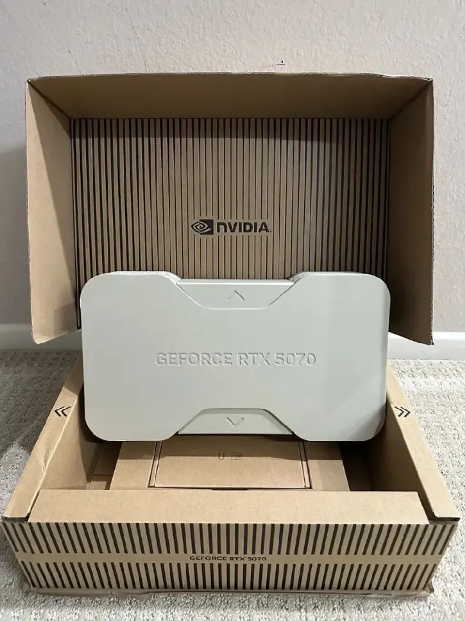 Nvidia - Geforce Rtx 5070 12gb Gddr7 Founders Edition - Foto 5