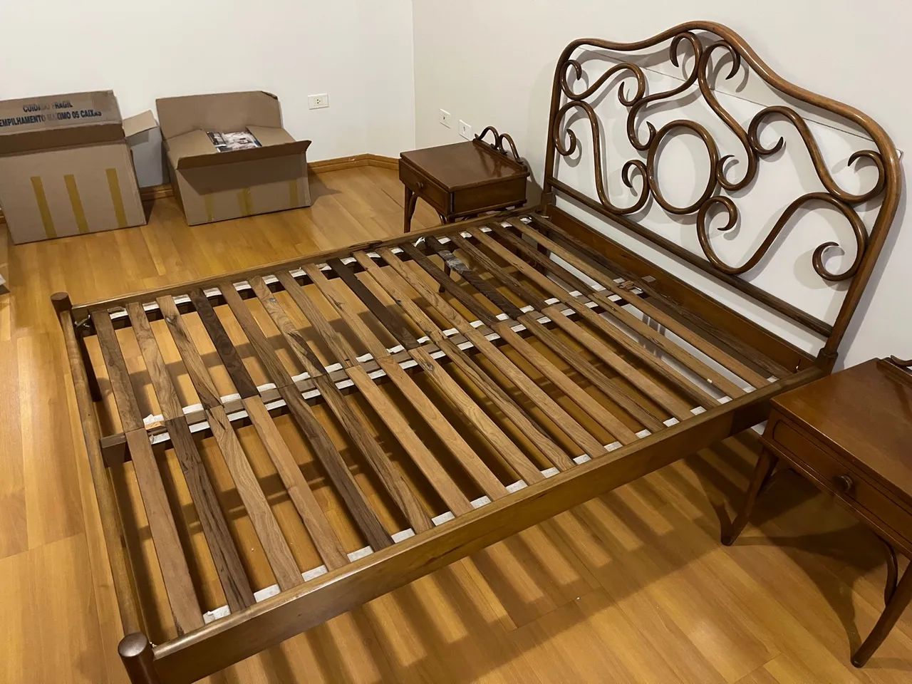 Cama Austriaca Thonet com mesas de cabeceira  - Foto 5