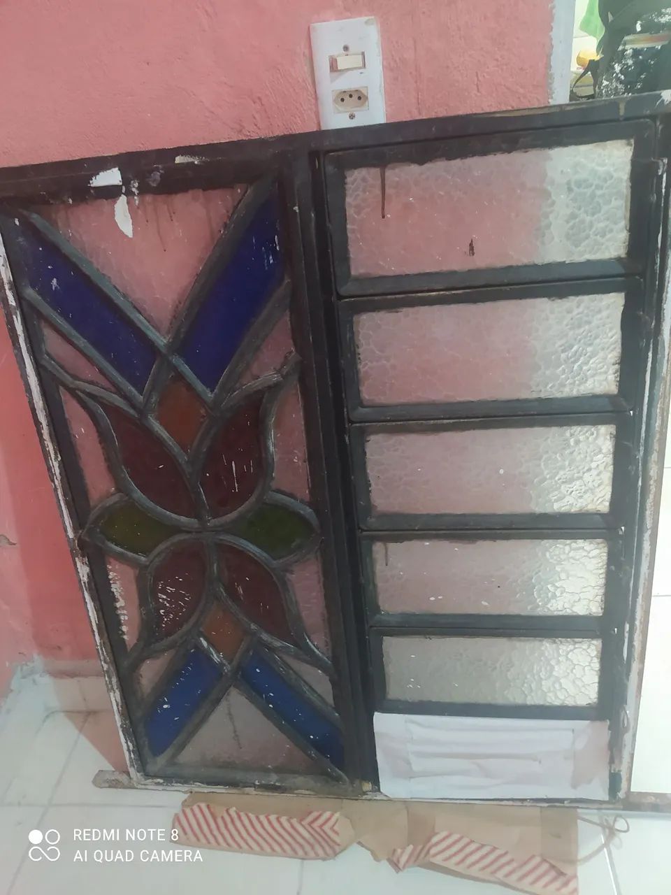 Vitral em madeira com detalhes em vidro