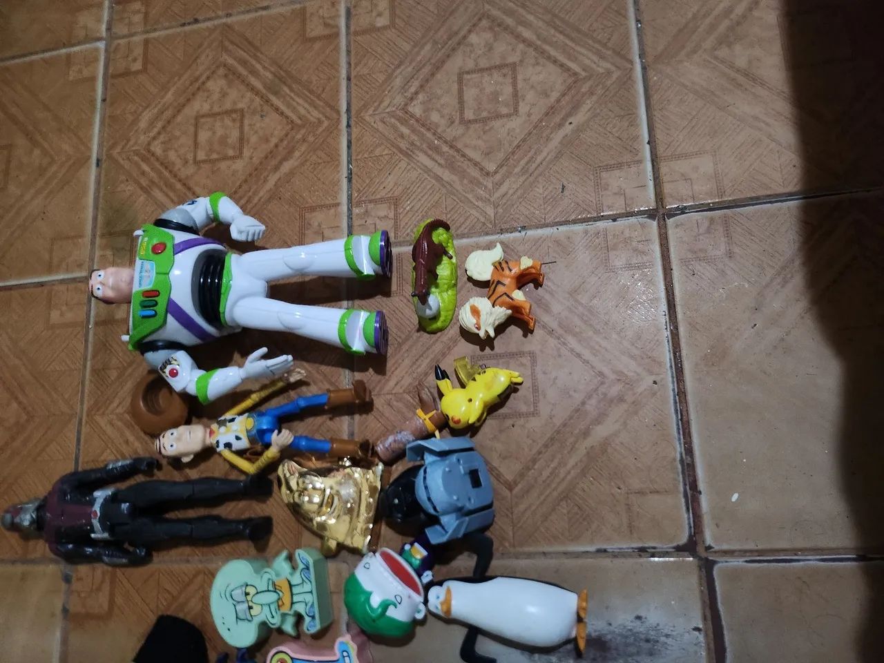 Vendo brinquedos por 150 pois tenho buzz lightyer raro e woody tambem a maioria novo