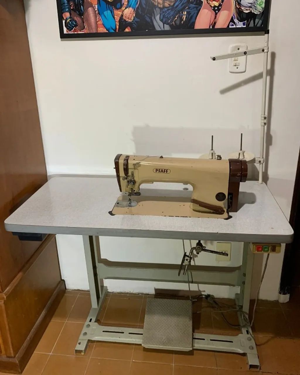 Maquina de Costura Industrial PFAFF Modelo 563 Reta Excelente estado c Mesa e Motor Origin